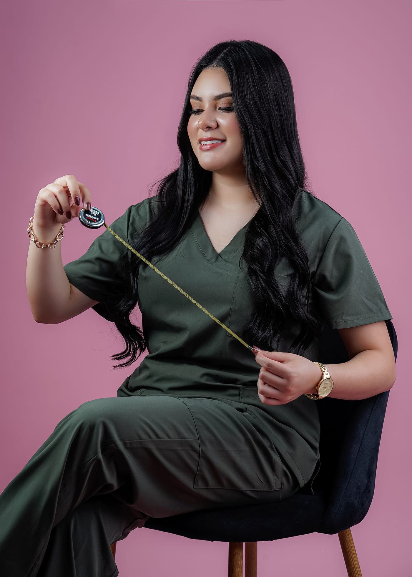 Elisa Navarro con filipina verde olivo y cinta métrica, lista para medir tu composición corporal